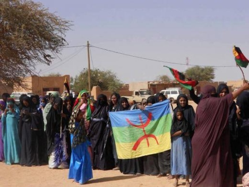 Demonstrasjon  av Tuareg kvinner i Kidal  med Azawad  flagg  og Amazigh flagg. Tuaregene er en del av den  Berbiske sivilisasjon som, til tross for alle omskiftninger i historien har overlevd de største kjent  erobrerne i menneskehetens historie