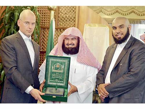 Sheikh Abdulrahman Al-Sudais, formann i styringskomiteen av de to hellige moskeer, gir en kopi av Koranen til Arnoud Van Doom (til venstre) under en mottakelse i Mekka foran Muhammad Shahzad (til høyre), president i Canadian Association of Dawa