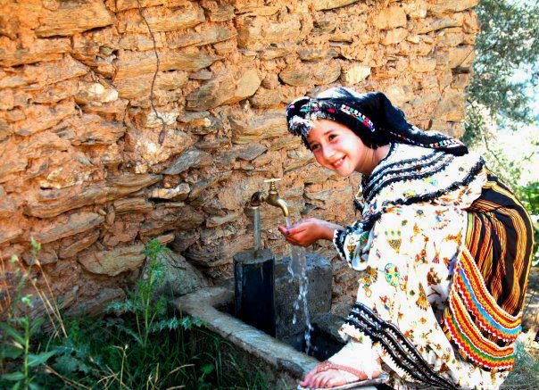 En Kabyle kvinne i fontenen